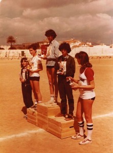 1978. Manacor. X Cross de la Província. Contra tot pronòstic, la juvenil Glòria Mª Alcayde, logrà el triomf absolut a la prova. La 1ª gran victòria de